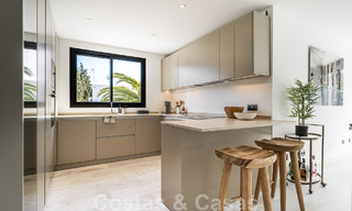 Villa contemporaine indépendante à vendre avec de charmants espaces extérieurs et une piscine chauffée à Nueva Andalucia, Marbella 51082 