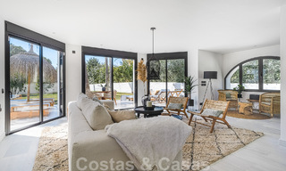 Villa contemporaine indépendante à vendre avec de charmants espaces extérieurs et une piscine chauffée à Nueva Andalucia, Marbella 51083 