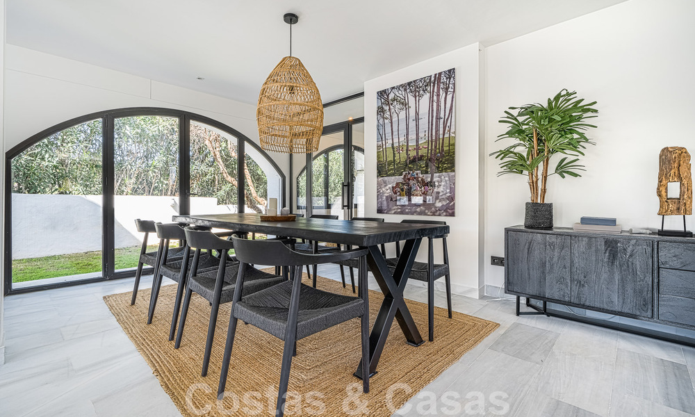 Villa contemporaine indépendante à vendre avec de charmants espaces extérieurs et une piscine chauffée à Nueva Andalucia, Marbella 51084