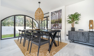 Villa contemporaine indépendante à vendre avec de charmants espaces extérieurs et une piscine chauffée à Nueva Andalucia, Marbella 51084 