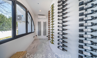 Villa contemporaine indépendante à vendre avec de charmants espaces extérieurs et une piscine chauffée à Nueva Andalucia, Marbella 51085 