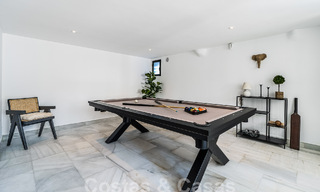 Villa contemporaine indépendante à vendre avec de charmants espaces extérieurs et une piscine chauffée à Nueva Andalucia, Marbella 51086 