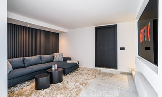 Villa contemporaine indépendante à vendre avec de charmants espaces extérieurs et une piscine chauffée à Nueva Andalucia, Marbella 51087 