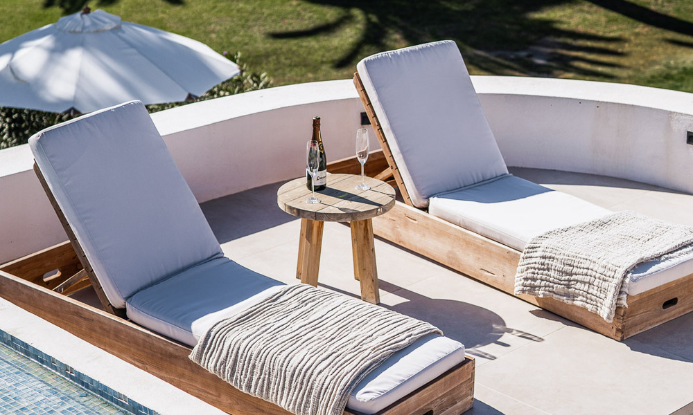 Villa contemporaine indépendante à vendre avec de charmants espaces extérieurs et une piscine chauffée à Nueva Andalucia, Marbella 51088
