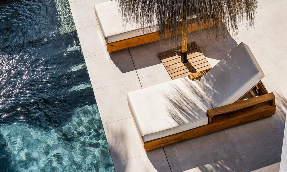 Villa contemporaine indépendante à vendre avec de charmants espaces extérieurs et une piscine chauffée à Nueva Andalucia, Marbella 51089
