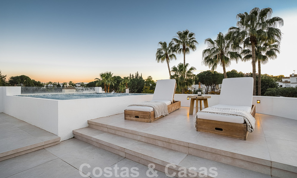 Villa contemporaine indépendante à vendre avec de charmants espaces extérieurs et une piscine chauffée à Nueva Andalucia, Marbella 51090