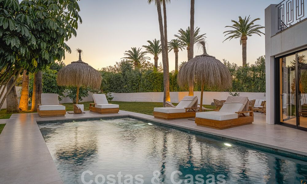 Villa contemporaine indépendante à vendre avec de charmants espaces extérieurs et une piscine chauffée à Nueva Andalucia, Marbella 51091