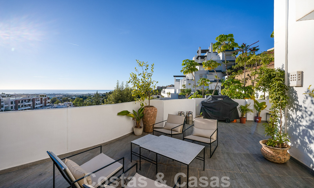 Spacieux appartement à vendre avec de grandes terrasses et une vue imprenable sur la mer à Benahavis - Marbella 50689