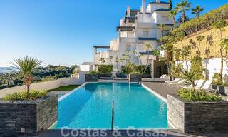 Spacieux appartement à vendre avec de grandes terrasses et une vue imprenable sur la mer à Benahavis - Marbella 50695 