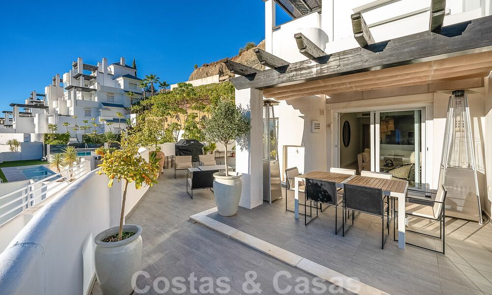 Spacieux appartement à vendre avec de grandes terrasses et une vue imprenable sur la mer à Benahavis - Marbella 50699