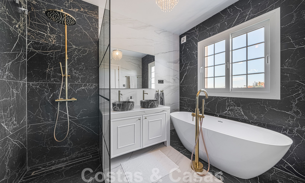 Villa récemment rénovée à vendre, avec vue panoramique sur la mer, située dans le quartier recherché de Nueva Andalucia, Marbella 51348