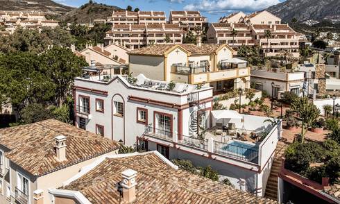 Villa récemment rénovée à vendre, avec vue panoramique sur la mer, située dans le quartier recherché de Nueva Andalucia, Marbella 51350