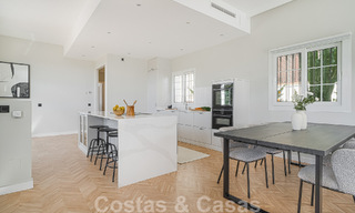 Villa récemment rénovée à vendre, avec vue panoramique sur la mer, située dans le quartier recherché de Nueva Andalucia, Marbella 51352 