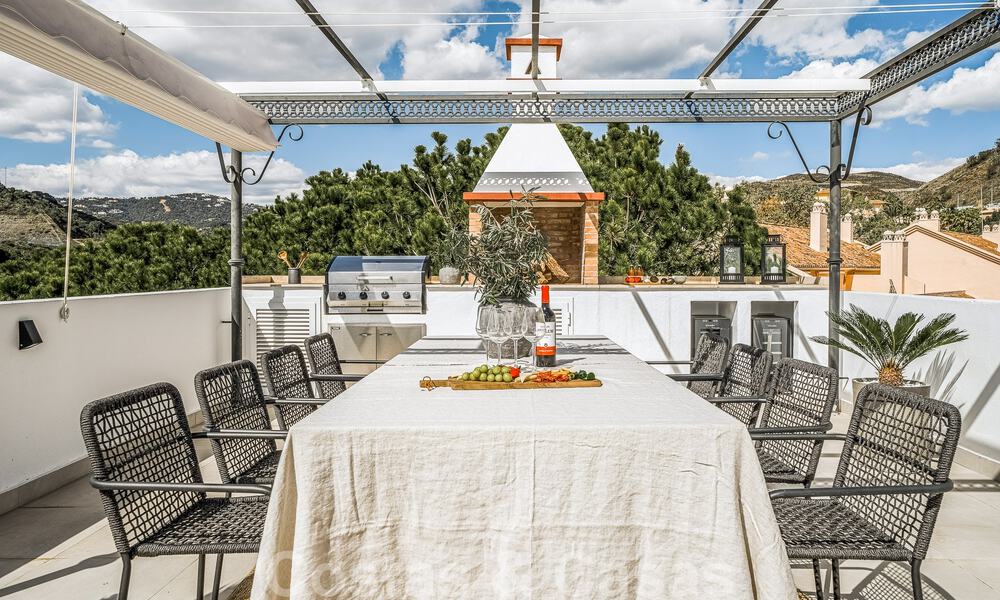 Villa récemment rénovée à vendre, avec vue panoramique sur la mer, située dans le quartier recherché de Nueva Andalucia, Marbella 51355