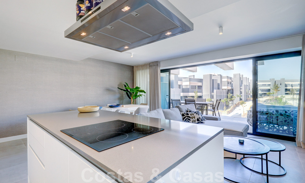 Appartement moderne de 3 chambres à coucher, prêt à être emménagé, à vendre dans un complexe golfique sur le nouveau Golden Mile, entre Marbella et Estepona 50805