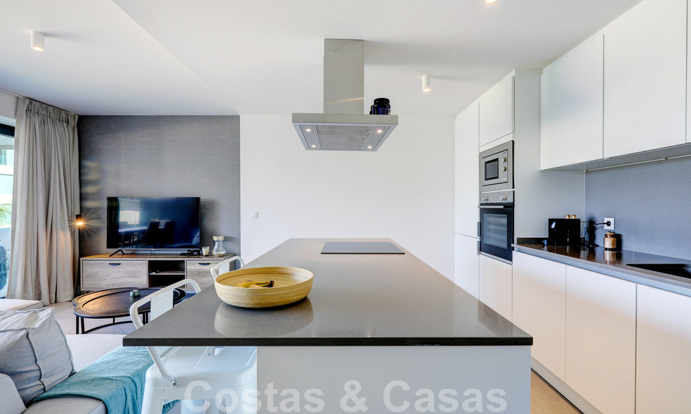 Appartement moderne de 3 chambres à coucher, prêt à être emménagé, à vendre dans un complexe golfique sur le nouveau Golden Mile, entre Marbella et Estepona 50807