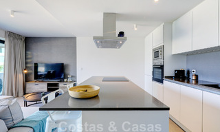 Appartement moderne de 3 chambres à coucher, prêt à être emménagé, à vendre dans un complexe golfique sur le nouveau Golden Mile, entre Marbella et Estepona 50807 
