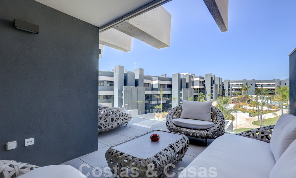 Appartement moderne de 3 chambres à coucher, prêt à être emménagé, à vendre dans un complexe golfique sur le nouveau Golden Mile, entre Marbella et Estepona 50821
