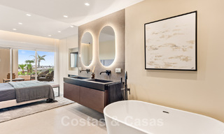 Appartement spacieux et élégant à vendre dans un complexe fermé sur une plage en front de mer avec vue sur la mer, sur le Nouveau Golden Mile de Marbella - Estepona 51308 
