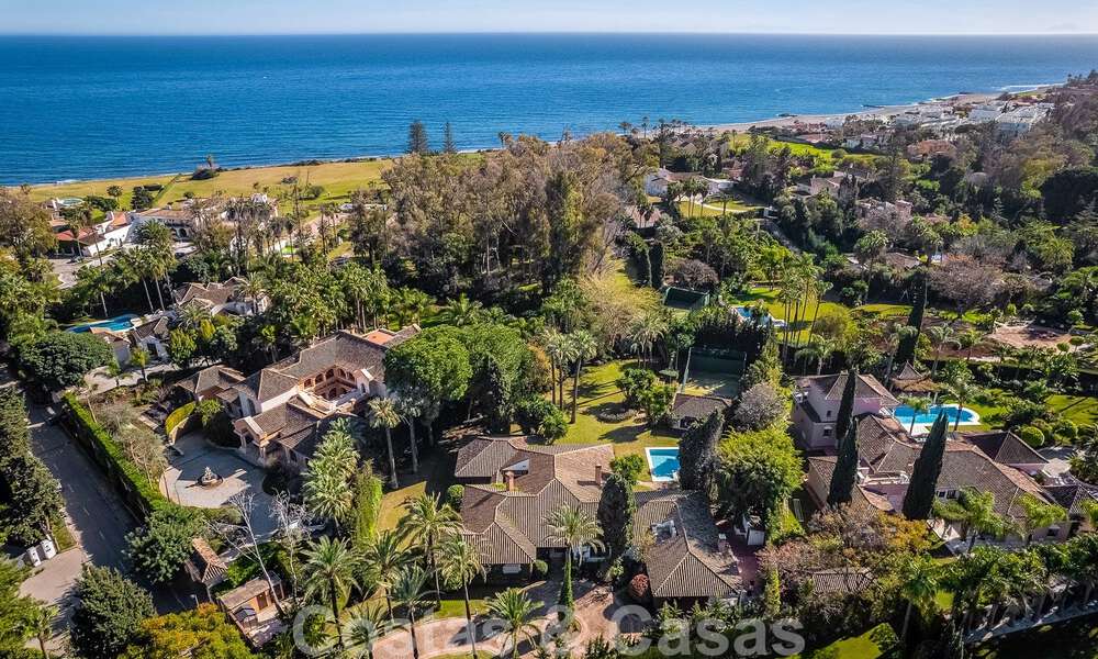 Villa de luxe indépendante de style méditerranéen à vendre à deux pas de la plage et des commodités dans la prestigieuse Guadalmina Baja à Marbella 51240