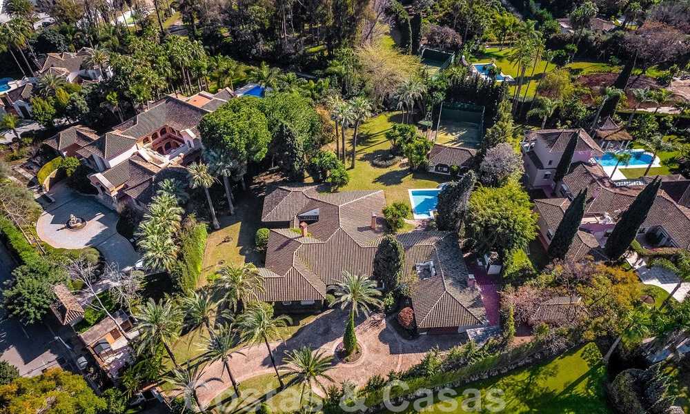 Villa de luxe indépendante de style méditerranéen à vendre à deux pas de la plage et des commodités dans la prestigieuse Guadalmina Baja à Marbella 51241