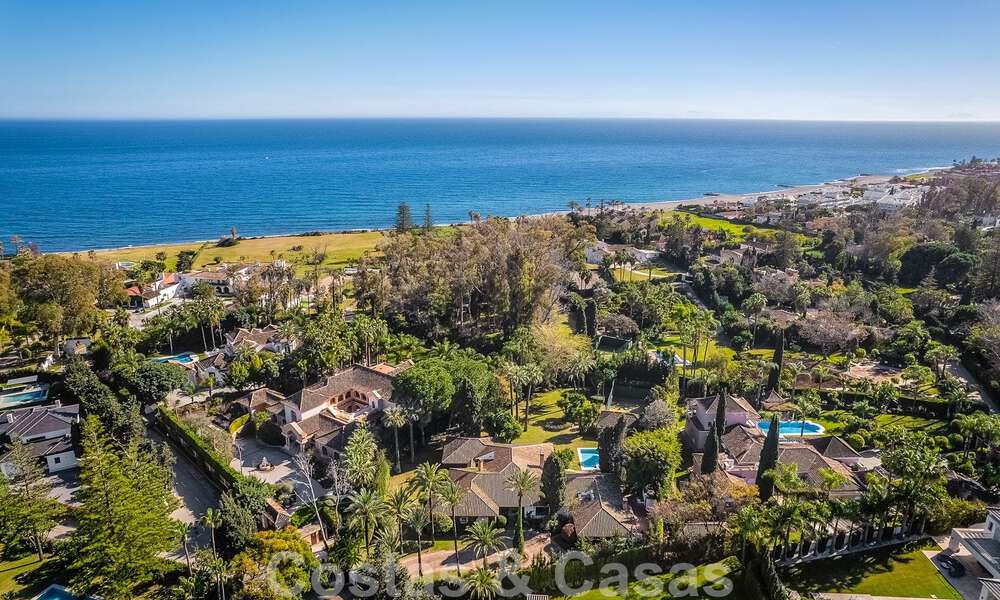 Villa de luxe indépendante de style méditerranéen à vendre à deux pas de la plage et des commodités dans la prestigieuse Guadalmina Baja à Marbella 51242