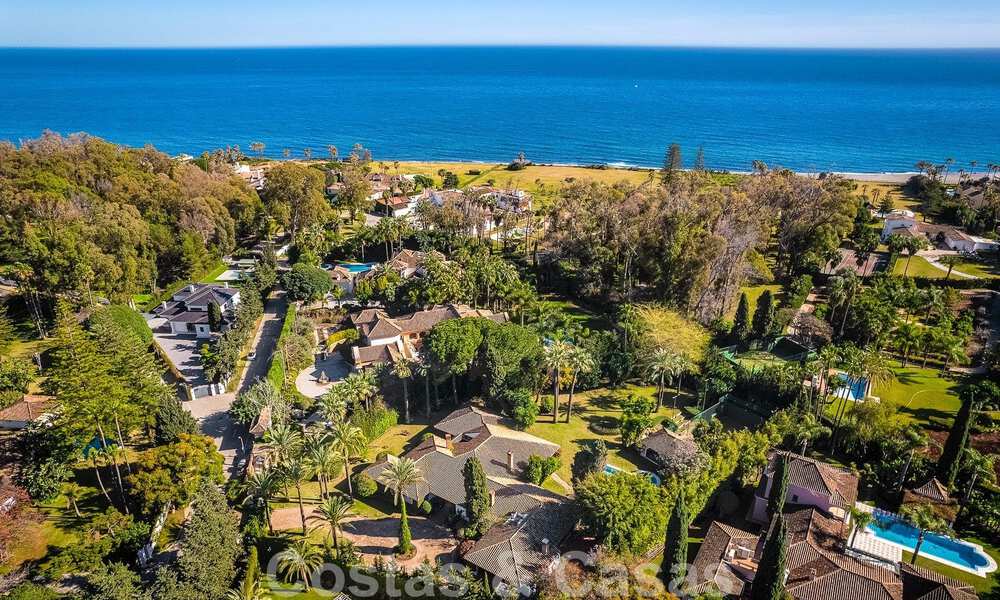 Villa de luxe indépendante de style méditerranéen à vendre à deux pas de la plage et des commodités dans la prestigieuse Guadalmina Baja à Marbella 51243