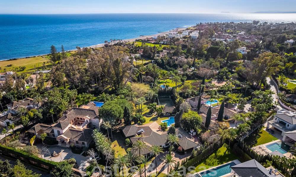 Villa de luxe indépendante de style méditerranéen à vendre à deux pas de la plage et des commodités dans la prestigieuse Guadalmina Baja à Marbella 51244