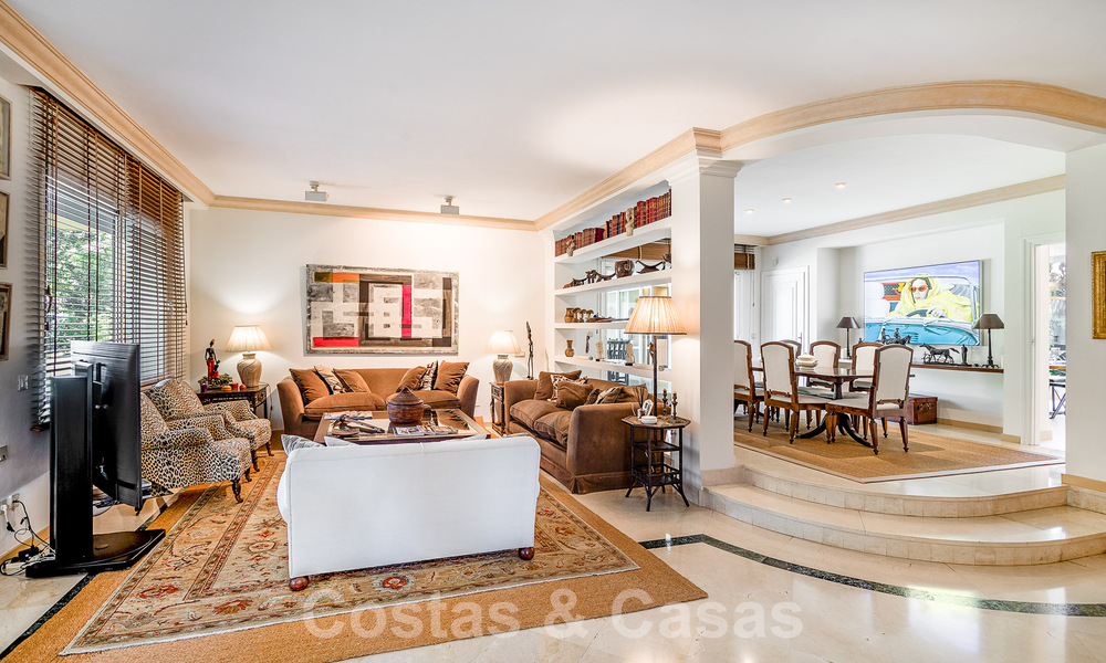 Villa de luxe indépendante de style méditerranéen à vendre à deux pas de la plage et des commodités dans la prestigieuse Guadalmina Baja à Marbella 51246