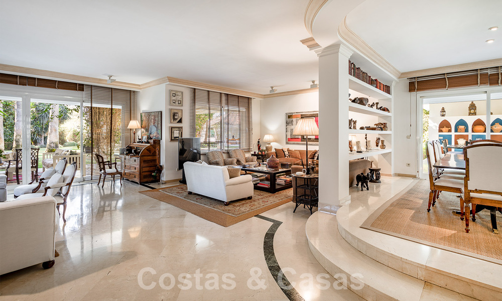 Villa de luxe indépendante de style méditerranéen à vendre à deux pas de la plage et des commodités dans la prestigieuse Guadalmina Baja à Marbella 51247