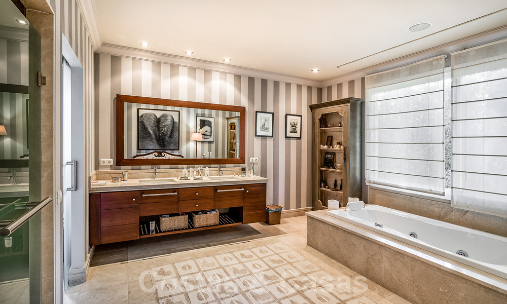 Villa de luxe indépendante de style méditerranéen à vendre à deux pas de la plage et des commodités dans la prestigieuse Guadalmina Baja à Marbella 51254