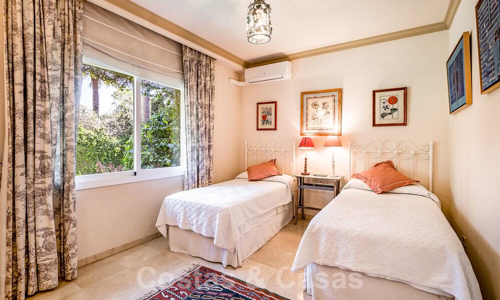Villa de luxe indépendante de style méditerranéen à vendre à deux pas de la plage et des commodités dans la prestigieuse Guadalmina Baja à Marbella 51256