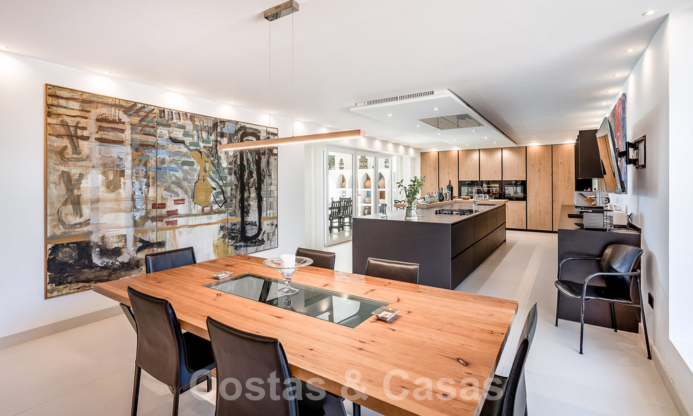 Villa de luxe indépendante de style méditerranéen à vendre à deux pas de la plage et des commodités dans la prestigieuse Guadalmina Baja à Marbella 51258