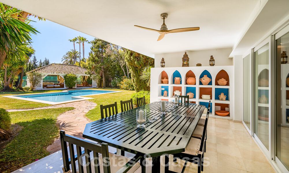 Villa de luxe indépendante de style méditerranéen à vendre à deux pas de la plage et des commodités dans la prestigieuse Guadalmina Baja à Marbella 51262
