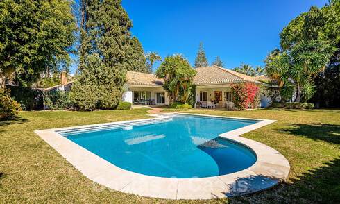 Villa de luxe indépendante de style méditerranéen à vendre à deux pas de la plage et des commodités dans la prestigieuse Guadalmina Baja à Marbella 51264