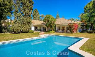 Villa de luxe indépendante de style méditerranéen à vendre à deux pas de la plage et des commodités dans la prestigieuse Guadalmina Baja à Marbella 51265 