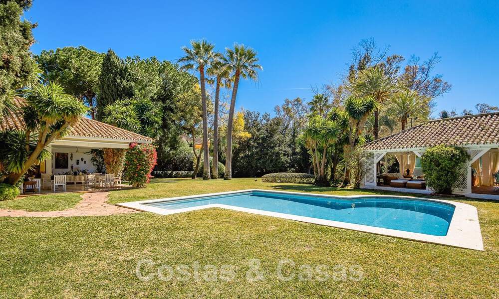 Villa de luxe indépendante de style méditerranéen à vendre à deux pas de la plage et des commodités dans la prestigieuse Guadalmina Baja à Marbella 51266