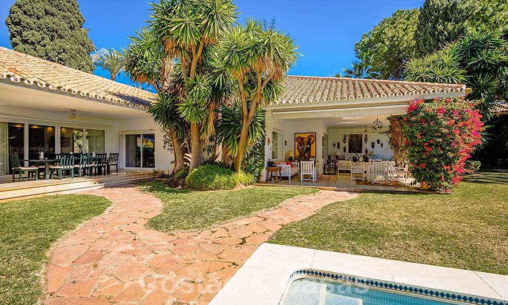 Villa de luxe indépendante de style méditerranéen à vendre à deux pas de la plage et des commodités dans la prestigieuse Guadalmina Baja à Marbella 51268
