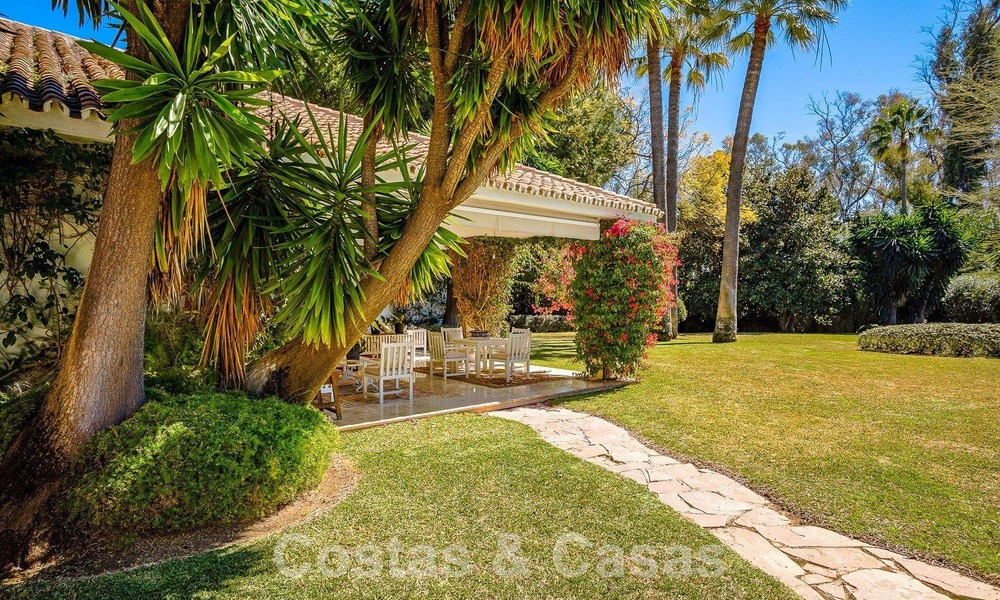Villa de luxe indépendante de style méditerranéen à vendre à deux pas de la plage et des commodités dans la prestigieuse Guadalmina Baja à Marbella 51269