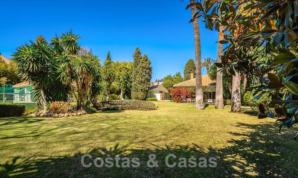 Villa de luxe indépendante de style méditerranéen à vendre à deux pas de la plage et des commodités dans la prestigieuse Guadalmina Baja à Marbella 51272