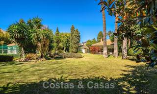 Villa de luxe indépendante de style méditerranéen à vendre à deux pas de la plage et des commodités dans la prestigieuse Guadalmina Baja à Marbella 51272 