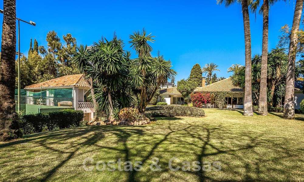 Villa de luxe indépendante de style méditerranéen à vendre à deux pas de la plage et des commodités dans la prestigieuse Guadalmina Baja à Marbella 51273