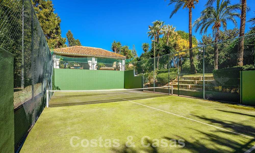 Villa de luxe indépendante de style méditerranéen à vendre à deux pas de la plage et des commodités dans la prestigieuse Guadalmina Baja à Marbella 51275