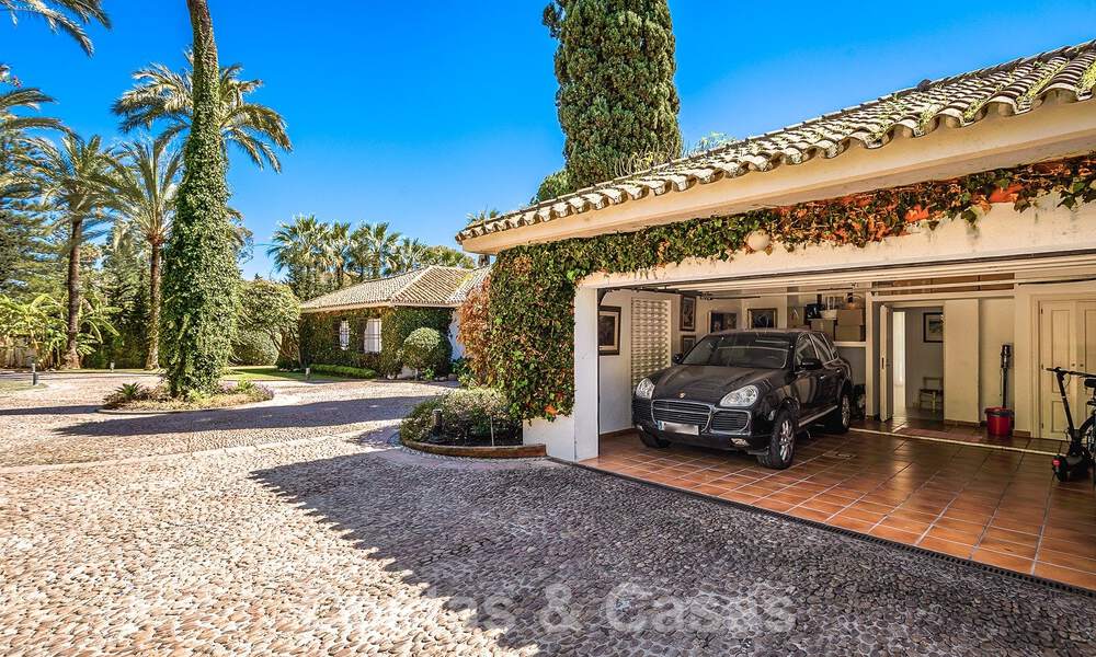 Villa de luxe indépendante de style méditerranéen à vendre à deux pas de la plage et des commodités dans la prestigieuse Guadalmina Baja à Marbella 51278