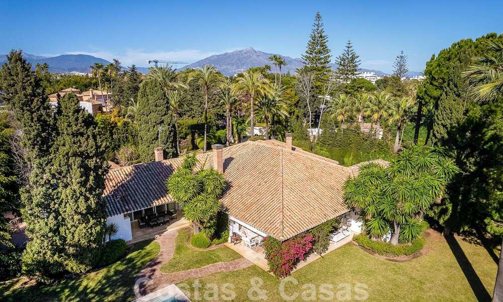 Villa de luxe indépendante de style méditerranéen à vendre à deux pas de la plage et des commodités dans la prestigieuse Guadalmina Baja à Marbella 51279