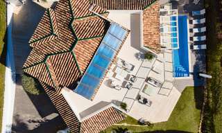 Villa de luxe espagnole à vendre avec une architecture méditerranéenne contemporaine située au cœur de la vallée du golf de Nueva Andalucia à Marbella 51208 