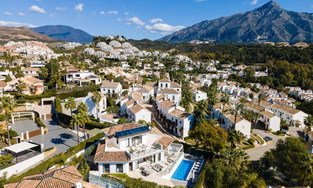 Villa de luxe espagnole à vendre avec une architecture méditerranéenne contemporaine située au cœur de la vallée du golf de Nueva Andalucia à Marbella 51210