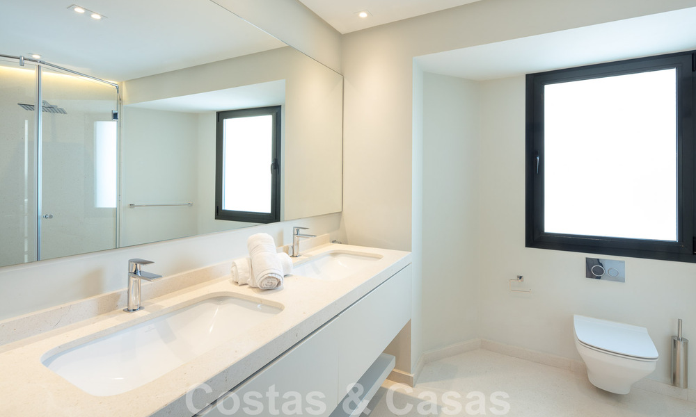 Villa de luxe espagnole à vendre avec une architecture méditerranéenne contemporaine située au cœur de la vallée du golf de Nueva Andalucia à Marbella 51212