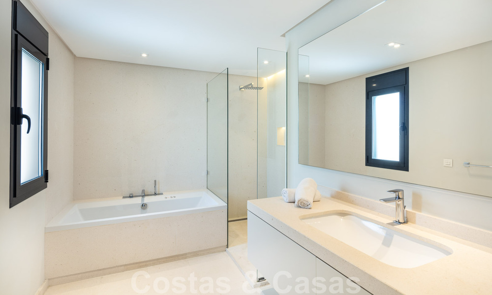 Villa de luxe espagnole à vendre avec une architecture méditerranéenne contemporaine située au cœur de la vallée du golf de Nueva Andalucia à Marbella 51215