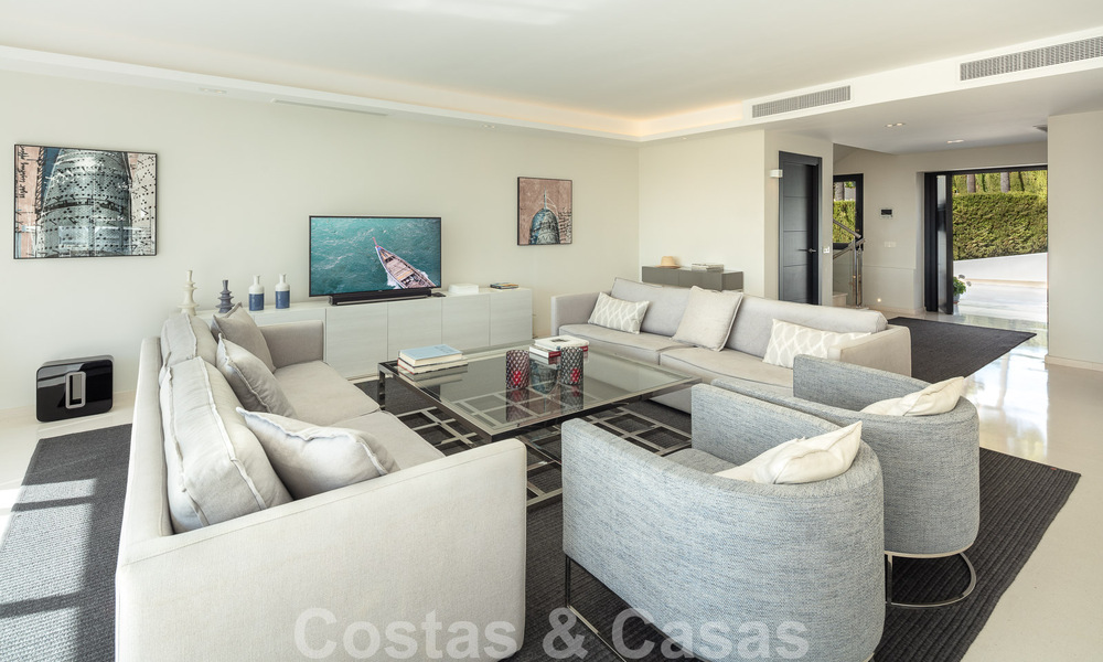 Villa de luxe espagnole à vendre avec une architecture méditerranéenne contemporaine située au cœur de la vallée du golf de Nueva Andalucia à Marbella 51222